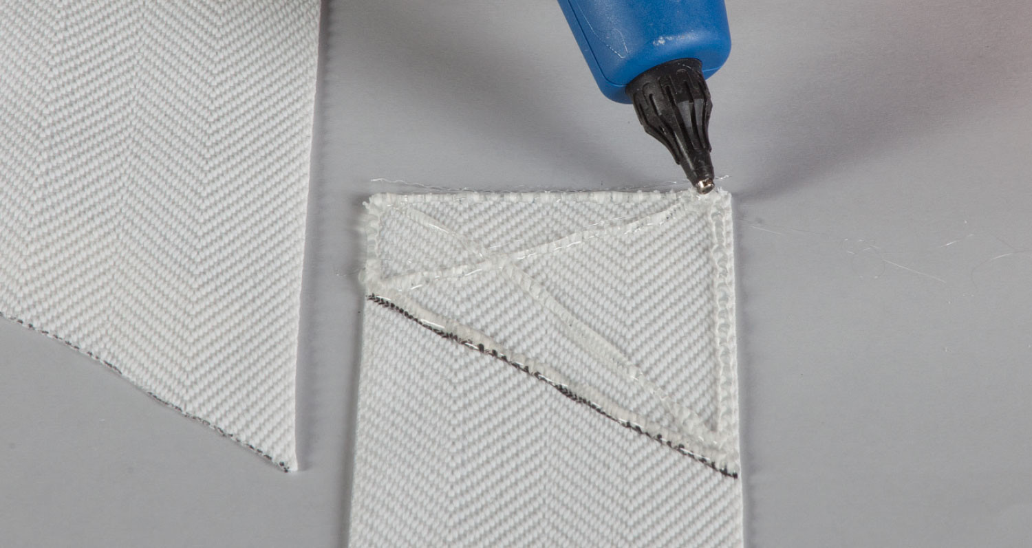 Roll-out the hot glue along the perimter forming a “X” and immediately overlap the other extremities of the belt